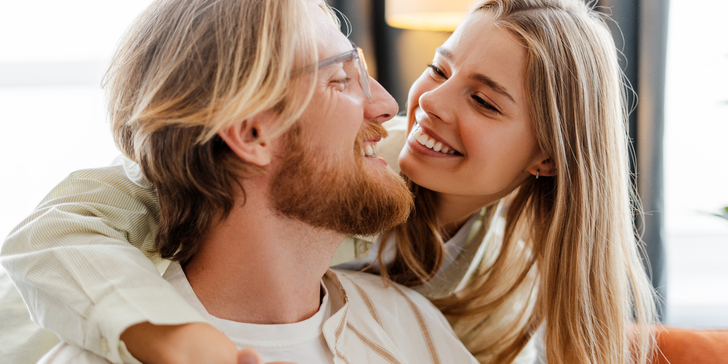 Para uśmiechająca się